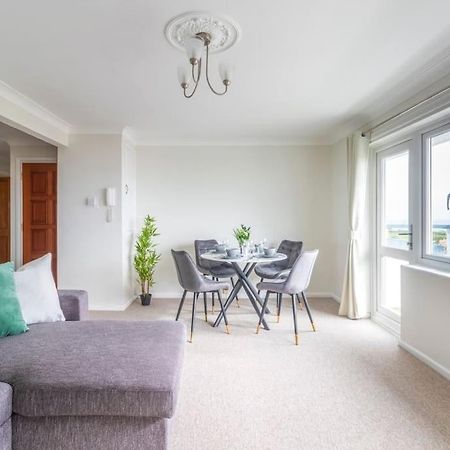 Panoramic Sea View Apartment Sleeps 4-Free Parking 伯恩茅斯 外观 照片