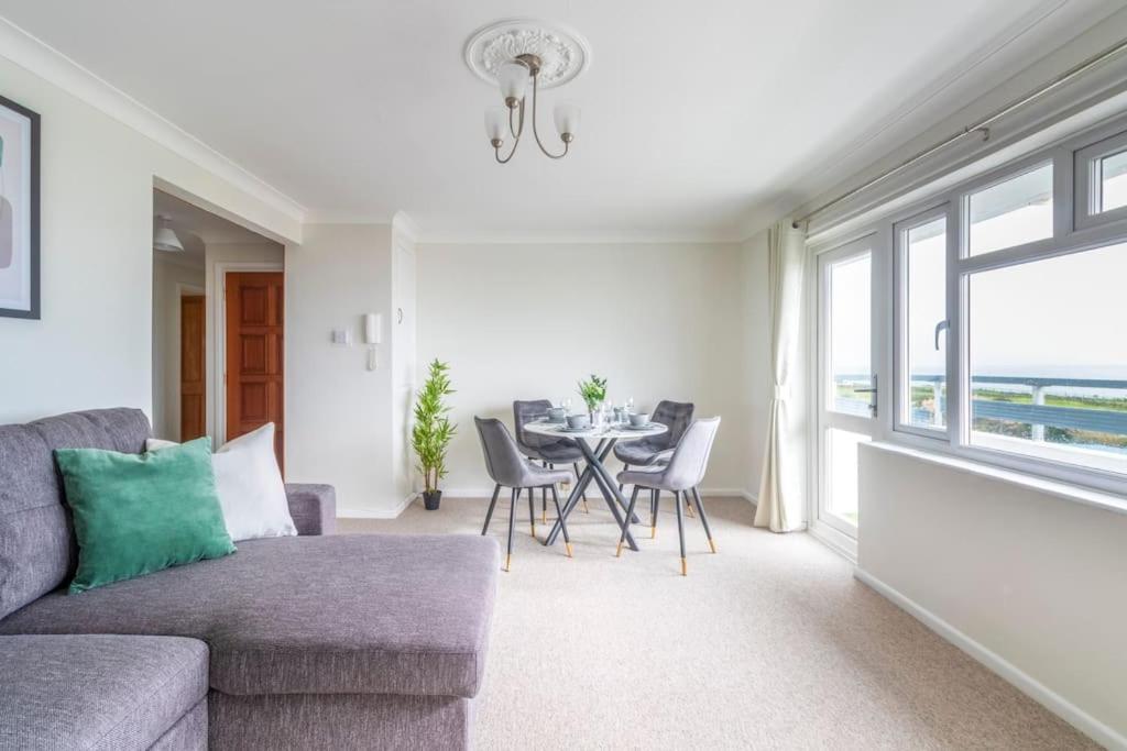 Panoramic Sea View Apartment Sleeps 4-Free Parking 伯恩茅斯 外观 照片