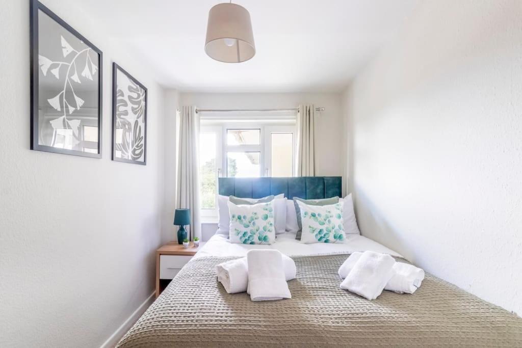 Panoramic Sea View Apartment Sleeps 4-Free Parking 伯恩茅斯 外观 照片