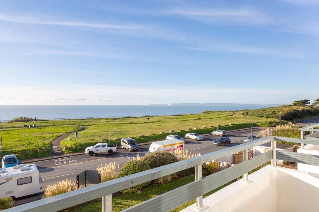 Panoramic Sea View Apartment Sleeps 4-Free Parking 伯恩茅斯 外观 照片