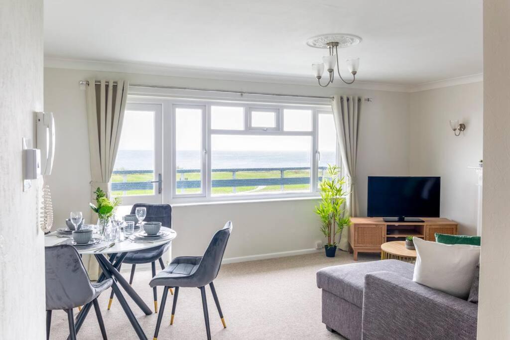 Panoramic Sea View Apartment Sleeps 4-Free Parking 伯恩茅斯 外观 照片