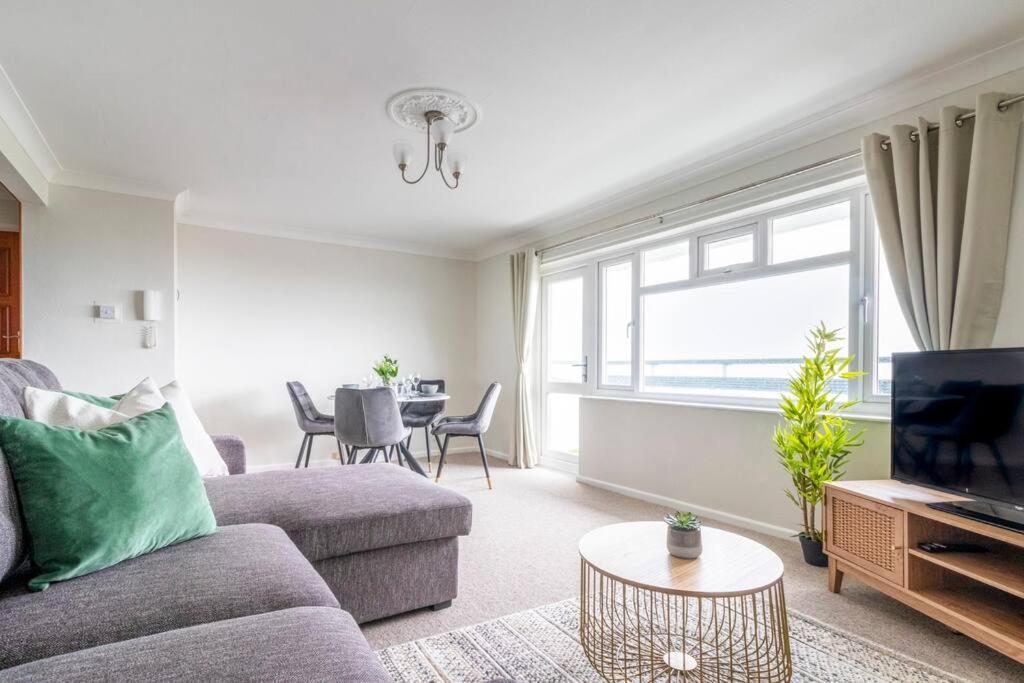 Panoramic Sea View Apartment Sleeps 4-Free Parking 伯恩茅斯 外观 照片