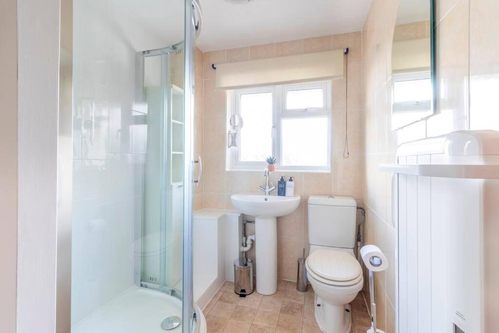 Panoramic Sea View Apartment Sleeps 4-Free Parking 伯恩茅斯 外观 照片